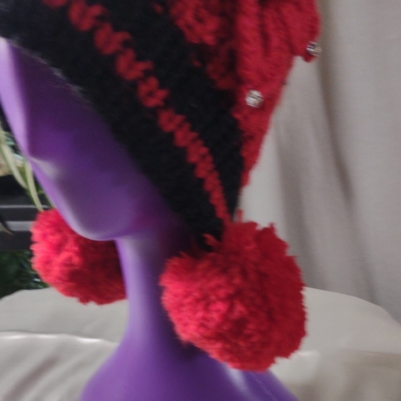NWT Stylish Red & Black Knit Pom-Pom Beanie - Picture 3 of 11